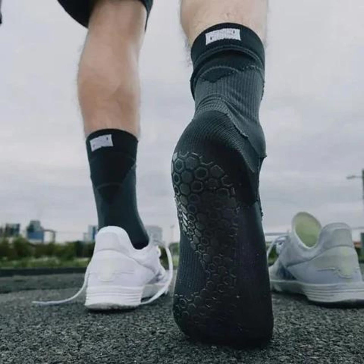 Fussballstulpen und Socken Grösse 42-47 Schwarz Set Tubxx und GripSoxx